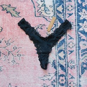 (SOLD) SKIMS Stretch Lace Dipped Thong in Onyx in S